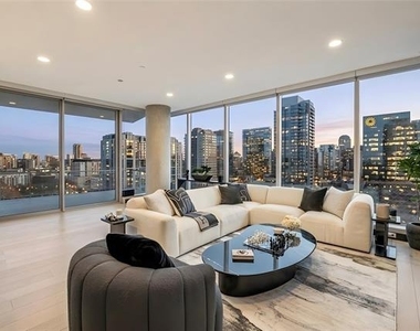 3130 N Harwood Street - Photo Thumbnail 1