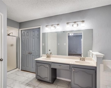 6801 Vero Drive - Photo Thumbnail 11