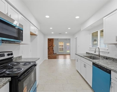 4351 Altamesa Boulevard - Photo Thumbnail 15