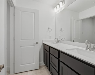 2911 Hanscom Street - Photo Thumbnail 38