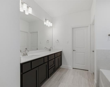 2911 Hanscom Street - Photo Thumbnail 5