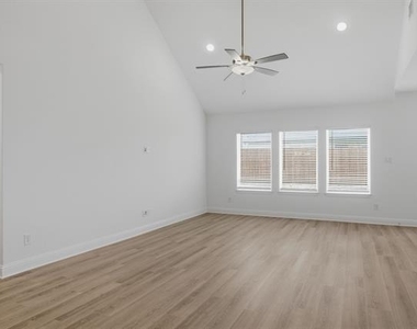 2911 Hanscom Street - Photo Thumbnail 2