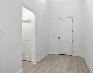 2911 Hanscom Street - Photo Thumbnail 16