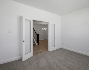 2911 Hanscom Street - Photo Thumbnail 7