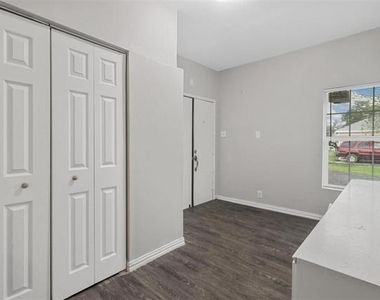 814 N Walnut Street - Photo Thumbnail 8