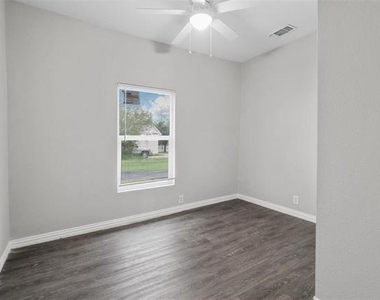 814 N Walnut Street - Photo Thumbnail 7
