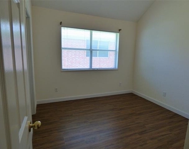 3904 Valez Drive - Photo Thumbnail 26