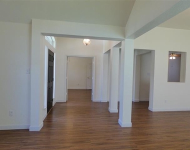 3904 Valez Drive - Photo Thumbnail 7