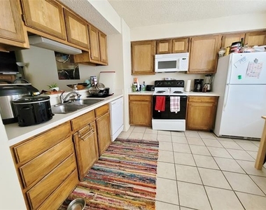 929 W Hickory Street - Photo Thumbnail 4