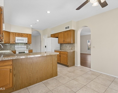 15805 N 51st Street - Photo Thumbnail 4