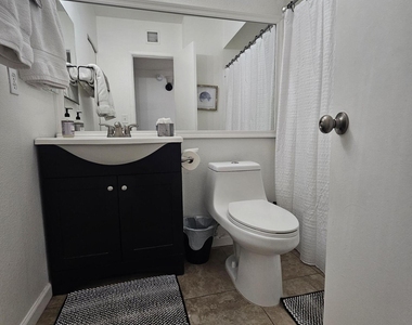 712 N Santa Barbara Street - Photo Thumbnail 14