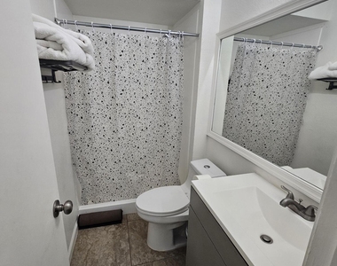 712 N Santa Barbara Street - Photo Thumbnail 11