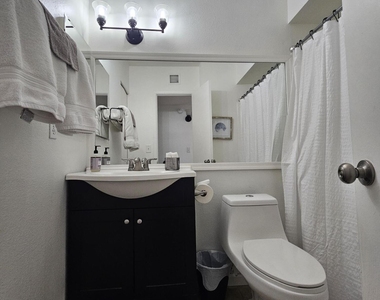 712 N Santa Barbara Street - Photo Thumbnail 15