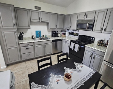 712 N Santa Barbara Street - Photo Thumbnail 6