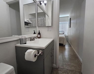712 N Santa Barbara Street - Photo Thumbnail 21