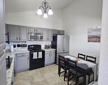 712 N Santa Barbara Street - Photo Thumbnail 5