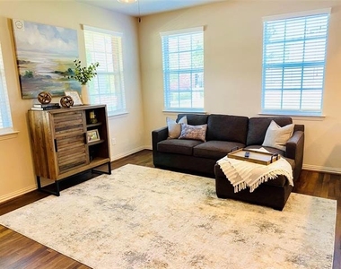 3105 Carlisle Street - Photo Thumbnail 4