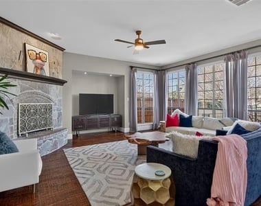 301 Foxcroft Lane - Photo Thumbnail 8