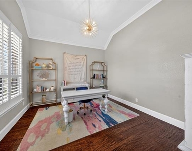 301 Foxcroft Lane - Photo Thumbnail 6