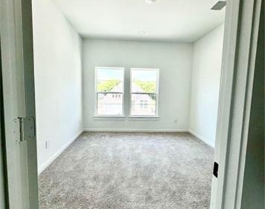 3205 Lapis Lane - Photo Thumbnail 10