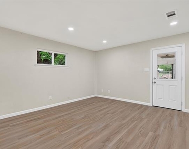 801 S Tennessee Street - Photo Thumbnail 3