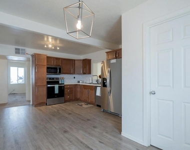 370 W Pima Avenue - Photo Thumbnail 7