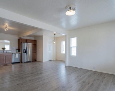 370 W Pima Avenue - Photo Thumbnail 4