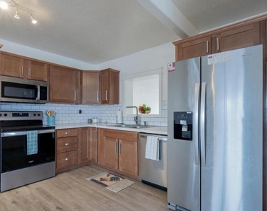 370 W Pima Avenue - Photo Thumbnail 5