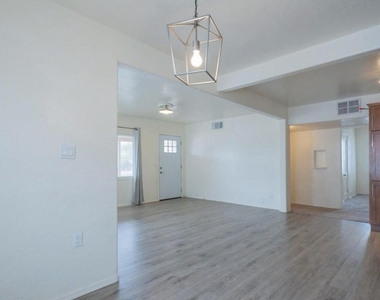 370 W Pima Avenue - Photo Thumbnail 3