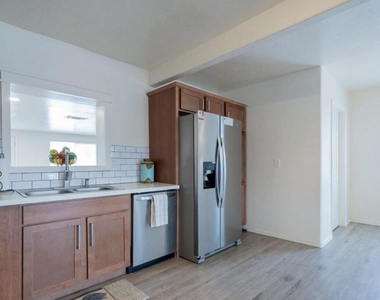 370 W Pima Avenue - Photo Thumbnail 6