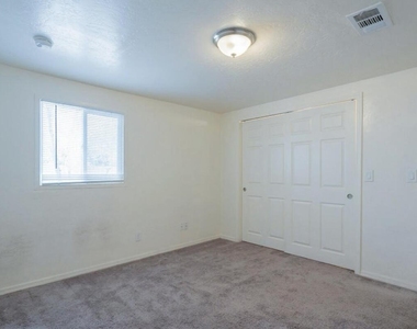 370 W Pima Avenue - Photo Thumbnail 17