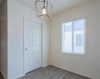 370 W Pima Avenue - Photo Thumbnail 8