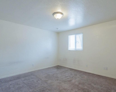 370 W Pima Avenue - Photo Thumbnail 16