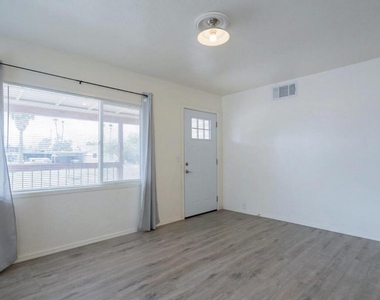 370 W Pima Avenue - Photo Thumbnail 2