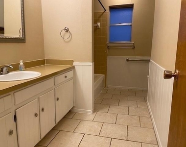 2240 Shady Meadow Drive - Photo Thumbnail 10