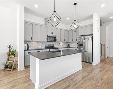 2532 Campden Mews - Photo Thumbnail 3