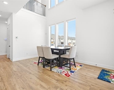 2532 Campden Mews - Photo Thumbnail 2