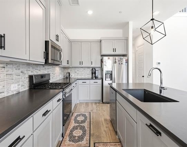 2532 Campden Mews - Photo Thumbnail 5