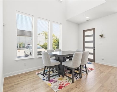 2532 Campden Mews - Photo Thumbnail 7