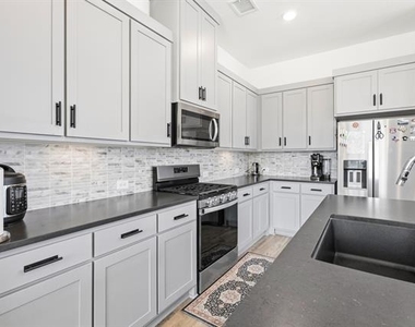 2532 Campden Mews - Photo Thumbnail 4