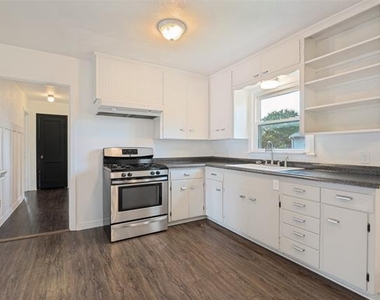 202 W Cherry Street - Photo Thumbnail 4