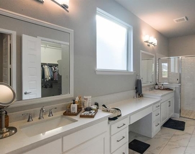 2516 Maidenhair Road - Photo Thumbnail 11