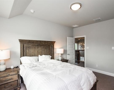 2516 Maidenhair Road - Photo Thumbnail 23