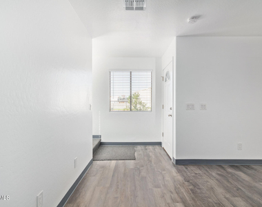 1026 E Fairmount Avenue - Photo Thumbnail 3