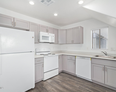 1026 E Fairmount Avenue - Photo Thumbnail 9