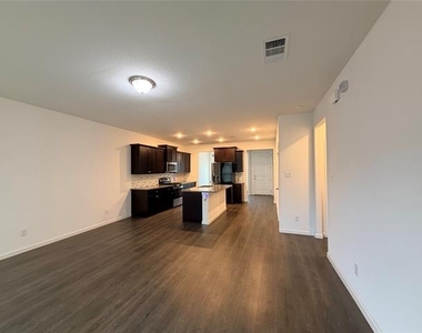 166 Camelia Street - Photo Thumbnail 4