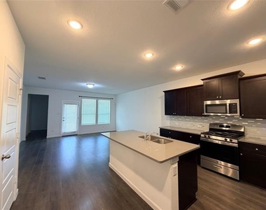 166 Camelia Street - Photo Thumbnail 2