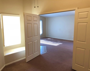 1719 S Pinto Drive - Photo Thumbnail 5
