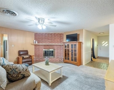 1926 Richland Drive - Photo Thumbnail 3