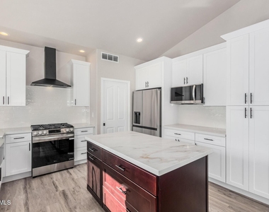 9310 E Crystal Drive - Photo Thumbnail 8